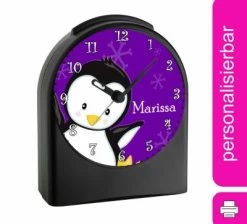 CreaDesign Kinder Funkwecker Personalisiert Mit Namen Pinguin Atom-/Funkuhr, 12-Stunden-Anzeigeformat, Schlummerfunktion, Nachtlicht, Geräuschlos/Ohne Ticken