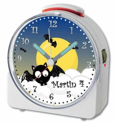 CreaDesign Kinder Funkwecker Weiß Personalisiert Mit Namen Fledermaus 12-Stunden-Anzeigeformat, Geräuschlos/Ohne Ticken, Nachtlicht – Bild 4