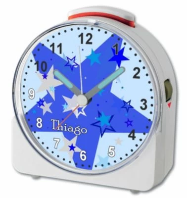 CreaDesign Kinder Funkwecker Weiß Personalisiert Mit Namen Sterne Blau Grau 12-Stunden-Anzeigeformat, Geräuschlos/Ohne Ticken, Nachtlicht – Bild 3